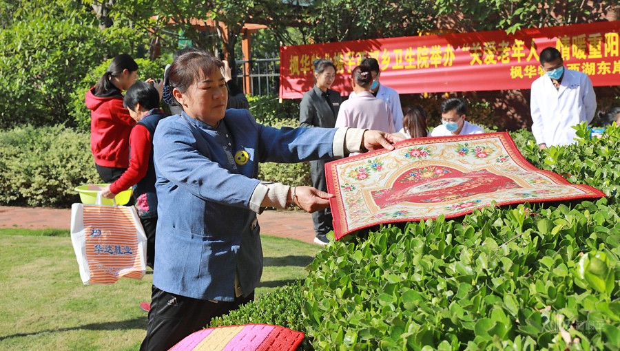为湾主家人们清洗地垫